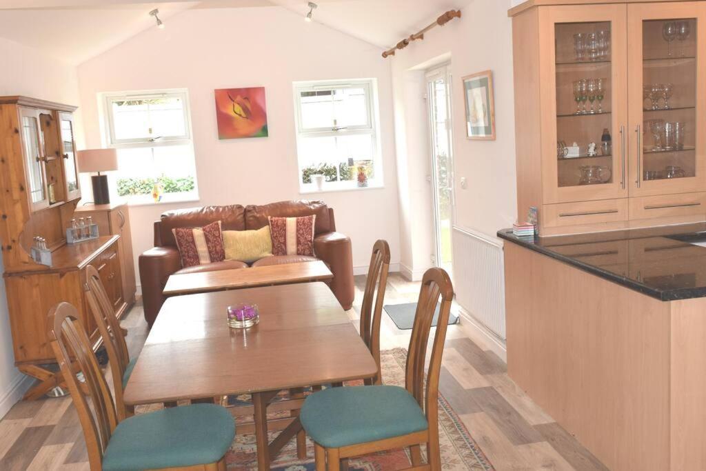 Dee View Villa Holywell  Exterior photo